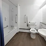 Travelodge Hotel 2*